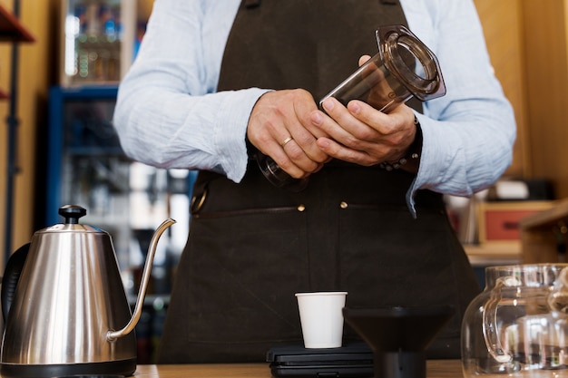 Alternatywna Robienie Kawy Aeropress Przez Baristę W Kawiarni