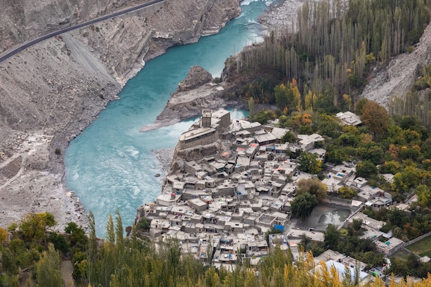 Zdjęcie altit fort panorama hunza river gilgit baltistan, pakistan północne obszary