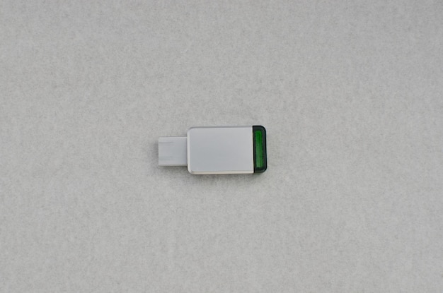 Zdjęcie aluminium flash drive closeup nowoczesny i wytrzymały stick pamięci usb przekazujący ideę efektywnego dysku flash w wyrafinowanym projekcie