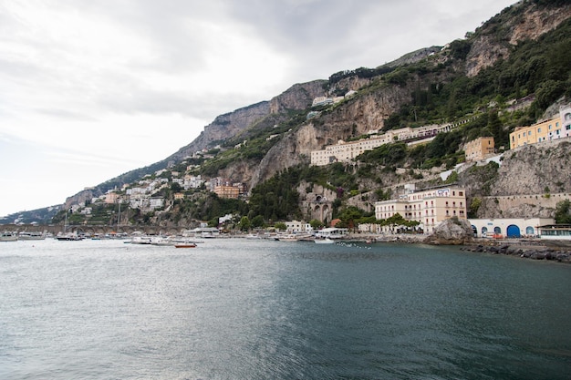 Amalfi costiera, widok na port w Amalfi, Włochy