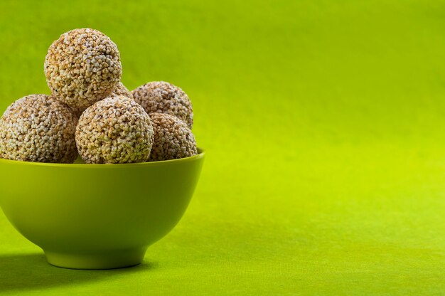 Amaranth Lub Rajgira Laddu, Cholai Ke Laddo W Zielonej Misce