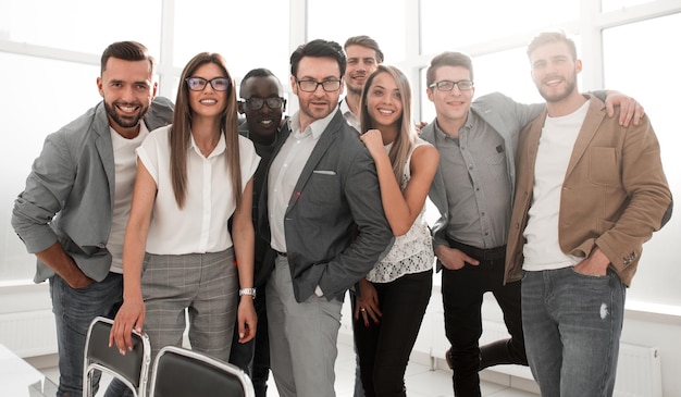 Ambitny zespół biznesowy stojący na nowoczesnym biurowym zdjęciu z przestrzenią do kopiowania