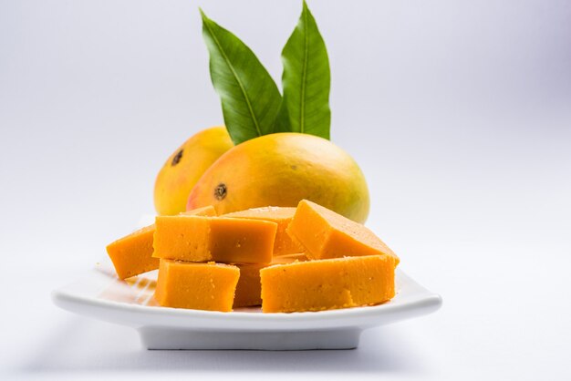 Ambyachi vadi lub mango burfi lub barfi lub ciasto z Indii są wykonane z autentycznych owoców alphonso zmieszanych z Khoya. Podawane w talerzu, selektywne skupienie