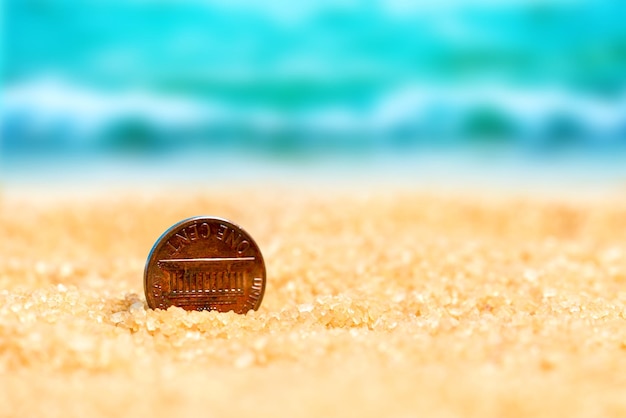 American Cent w piasku na tle plaży i morza