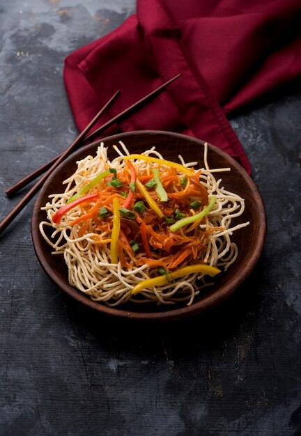 American chop suey lub chopsuey to popularne jedzenie indochińskie. podawane w misce z pałeczkami. selektywne skupienie