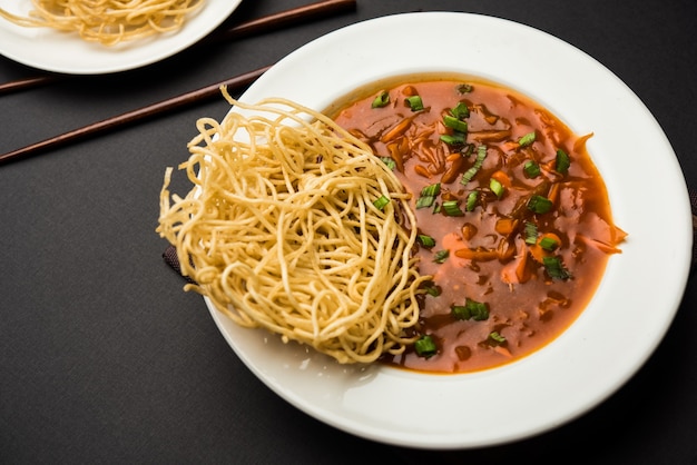 American chop suey lub chopsuey to popularne jedzenie indochińskie. podawane w misce z pałeczkami. selektywne skupienie