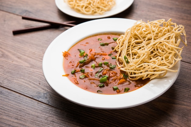 American chop suey lub chopsuey to popularne jedzenie indochińskie. podawane w misce z pałeczkami. selektywne skupienie