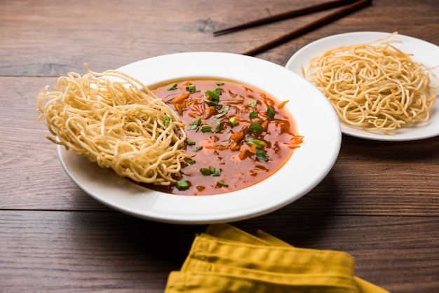 American chop suey lub chopsuey to popularne jedzenie indochińskie. podawane w misce z pałeczkami. selektywne skupienie