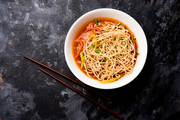 American chop suey lub chopsuey to popularne jedzenie indochińskie. podawane w misce z pałeczkami. selektywne skupienie