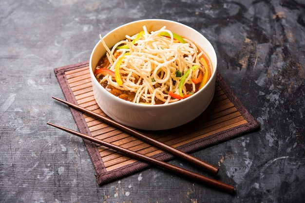 American chop suey lub chopsuey to popularne jedzenie indochińskie. podawane w misce z pałeczkami. selektywne skupienie