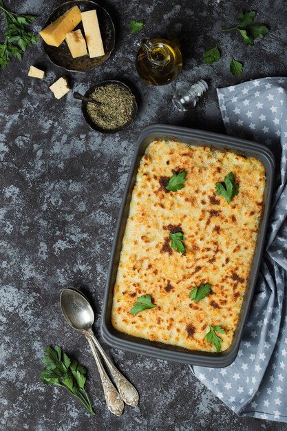 American Mac and cheese, pasta in cheesy sos on black