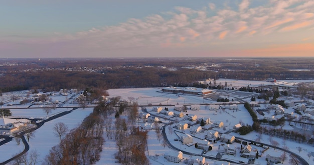 Ameryka spokojny krajobraz śnieg niesamowita zimowa sceneria zachodu słońca w domach mieszkalnych i ulicach A