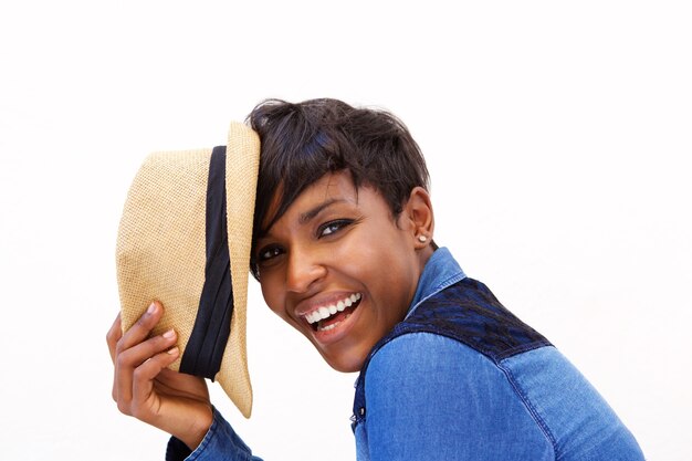 Amerykanin afrykańskiego pochodzenia moda model ono uśmiecha się z kapeluszem