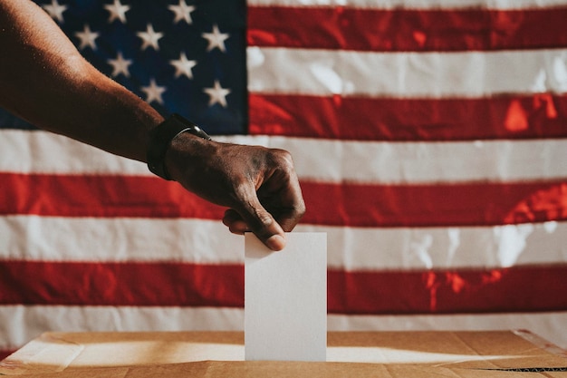Zdjęcie amerykanin oddający swój głos do urny wyborczej