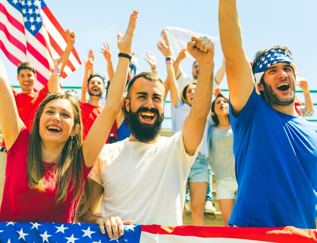 Amerykańscy fani dopingujący na stadionie z flagami USA