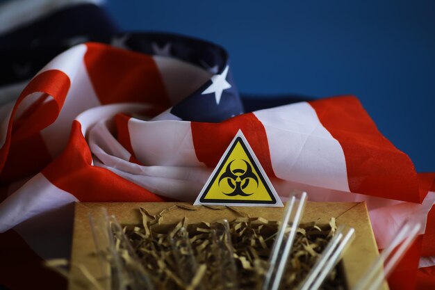Zdjęcie amerykańska flaga i znak zagrożenia biologicznego koncepcja amerykańskich biolabów i ośrodków badawczych