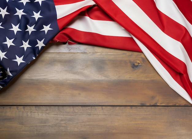 Amerykańska flaga leży na drewnianym stole z kopii przestrzeni