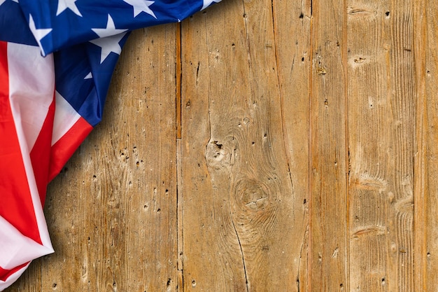Amerykańska flaga na obchody 4 lipca w Ameryce nad białym drewnianym rustykalnym tłem z okazji Dnia Niepodległości Ameryki. Zdjęcie zrobione z widoku z góry.