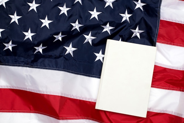 Amerykańska flaga z białą pustą księgą. Flaga USA. Dzień Pamięci. Dzień Niepodległości 4 lipca.