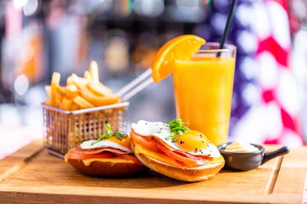 Amerykańska kanapka śniadaniowa z frytkami z jajkiem sadzonym i sokiem pomarańczowym?