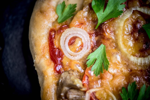 Amerykańska pizza na desce i różne składniki Pizzerie w stylu amerykańskim