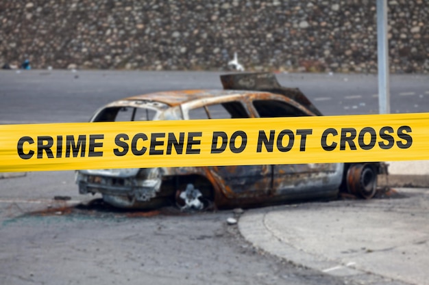 Amerykańska taśma policyjna barykadująca spalony samochód