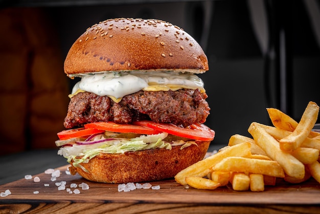 Amerykański Burger Ze Smażonymi Ziemniakami