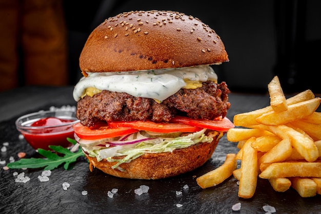 Amerykański burger ze smażonymi ziemniakami