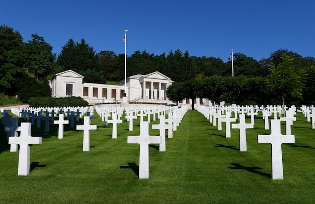 Amerykański Cmentarz Suresnes znajdujący się na obrzeżach Paryża upamiętnia amerykańskich członków służby, którzy stracili życie podczas I i II wojny światowej