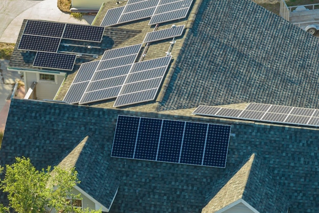 Amerykański dom mieszkalny z dachem pokrytym panelami słonecznymi fotowoltaicznymi do produkcji czystej ekologicznej energii elektrycznej na przedmieściach obszarów wiejskich Koncepcja autonomicznego domu