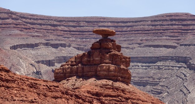Amerykański krajobraz na pustyni z formacjami górskimi z czerwonej skały
