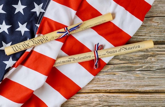 Amerykański pergaminowy dokument deklaracji niepodległości z flagą USA.