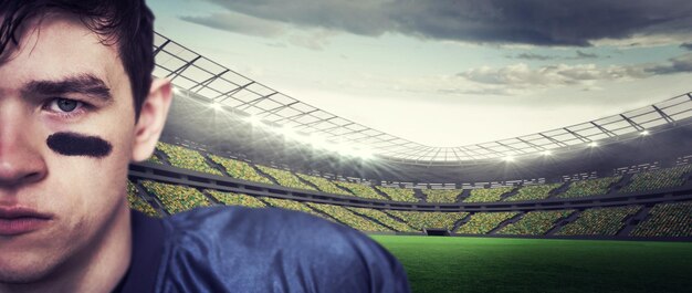 Zdjęcie amerykański piłkarz patrzący w kamerę na stadion rugby
