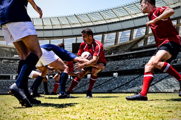 Amerykański piłkarz przeciwko słupkowi bramki rugby w słoneczny dzień na stadionie