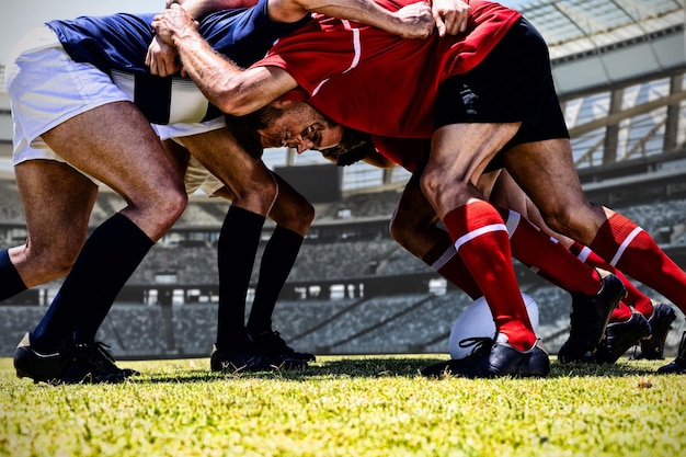 Amerykański piłkarz przeciwko słupkowi bramki rugby w słoneczny dzień na stadionie