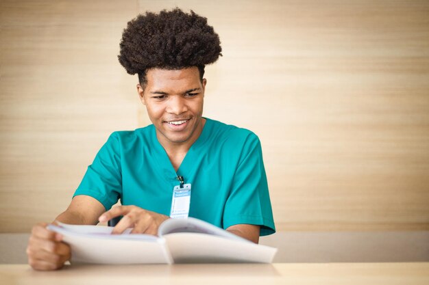 Amerykański student medycyny czyta książkę, aby przygotować się do egzaminu w szpitalu