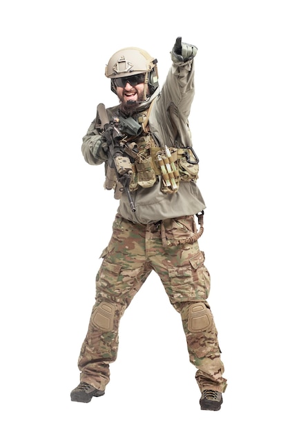 Amerykański żołnierz w sprzęcie wojskowym z atakami karabinowymi na białym tle