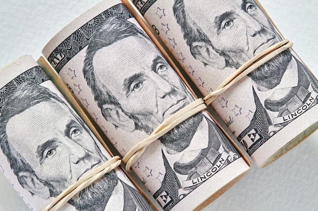 Amerykańskie banknoty dwudziestodolarowe zwinięte w tubę