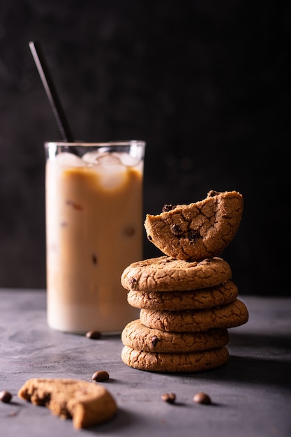 Amerykańskie ciasteczka czekoladowe i mrożona latte