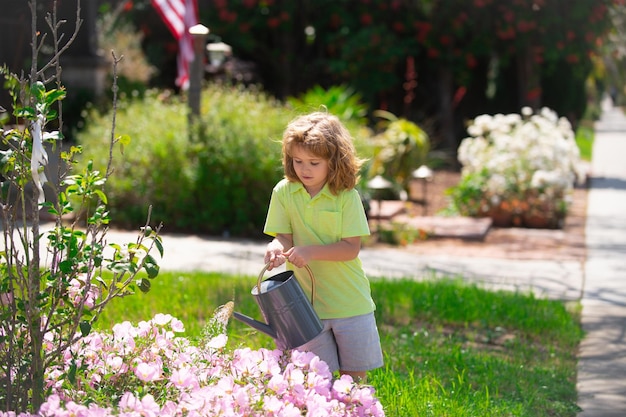 Amerykańskie dzieci dzieciństwo dziecko podlewanie kwiatów w ogrodzie ogrodnictwo domowe