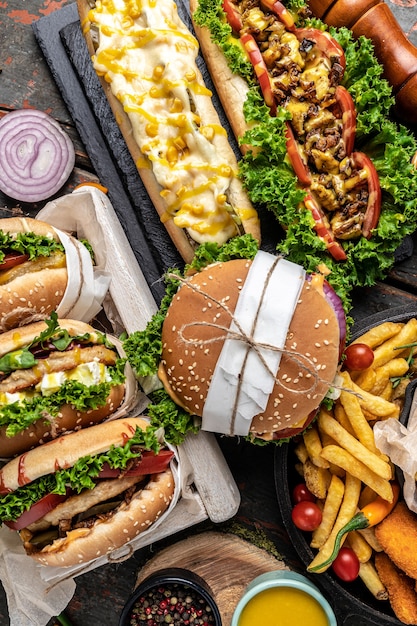 Amerykańskie fast foody. Hamburgery, frytki, hot dogi. fast food i niezdrowe jedzenie koncepcja. widok z góry