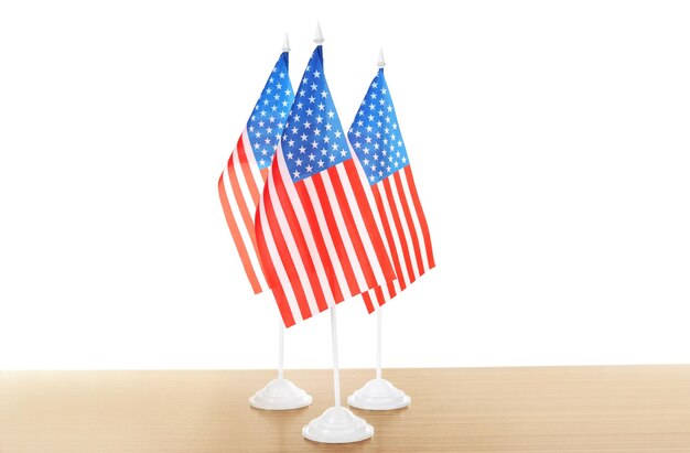 Zdjęcie amerykańskie flagi na stole izolowane na białym