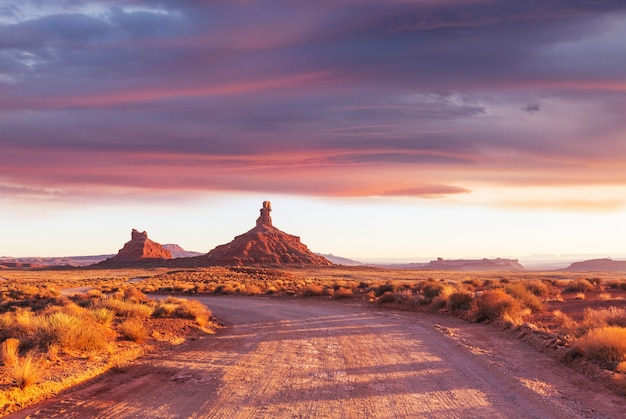 Amerykańskie krajobrazy- preria w sezonie jesiennym, Utah, USA.