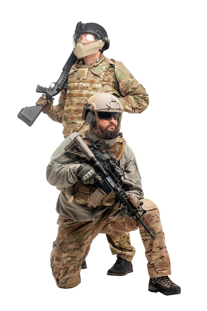 Amerykańskie siły specjalne dwóch żołnierzy w sprzęcie wojskowym z bronią na białym tle