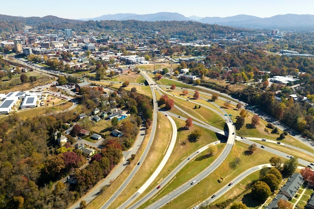 Amerykańskie Skrzyżowanie Autostrad W Asheville W Północnej Karolinie Z Szybkimi Samochodami I Ciężarówkami W Sezonie Jesiennym Widok Z Góry Na Infrastrukturę Transportową Usa