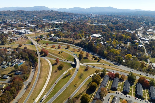 Amerykańskie skrzyżowanie autostrad w Asheville w Północnej Karolinie z szybkimi samochodami i ciężarówkami w sezonie jesiennym Widok z góry na infrastrukturę transportową USA