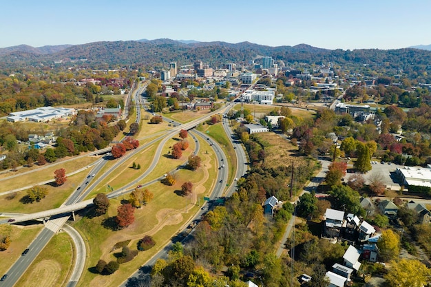 Amerykańskie skrzyżowanie autostrad w Asheville w Północnej Karolinie z szybkimi samochodami i ciężarówkami w sezonie jesiennym Widok z góry na infrastrukturę transportową USA