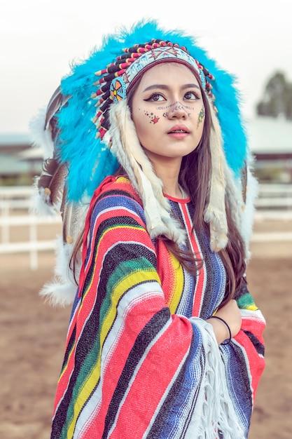 Amerykańsko-indiański kobieta portret outdoors