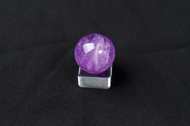 Ametystowy kamień fioletowy kolor luźny kryształ kamień rama do tworzenia biżuterii czarne tło