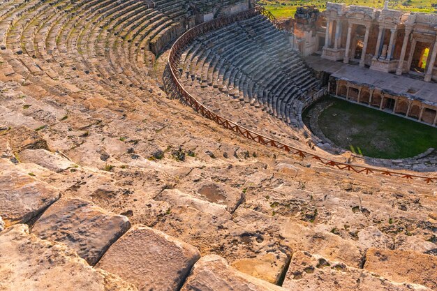 Amfiteatr rzymski w ruinach hierapolis w turcji pamukkale